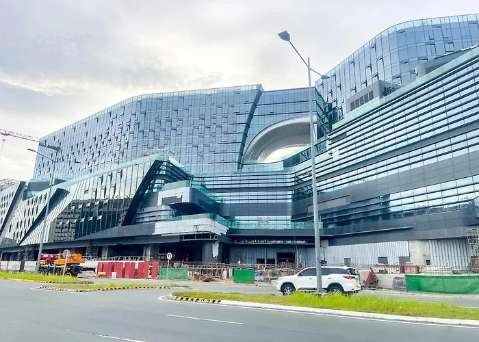 Spacious 1br Near Airport Across Okada, Solaire Manila
